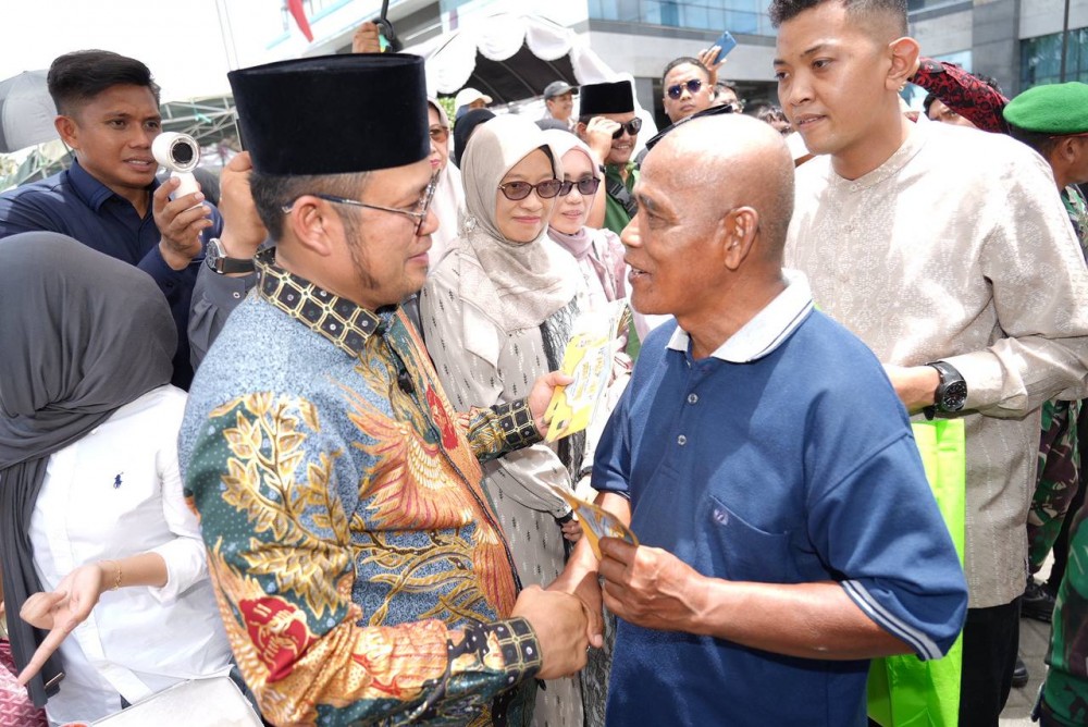 Bagi Santunan dan Sedekah, Gubernur Harum: Sedekah Tidak Akan Kurangi Harta Kita