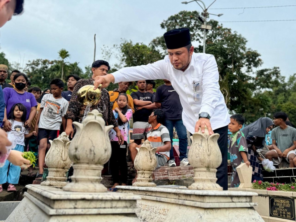 Sambut Ramadan, Gubernur Rudy Langsung Ziarah ke Makam Orang Tua di Balikpapan Barat