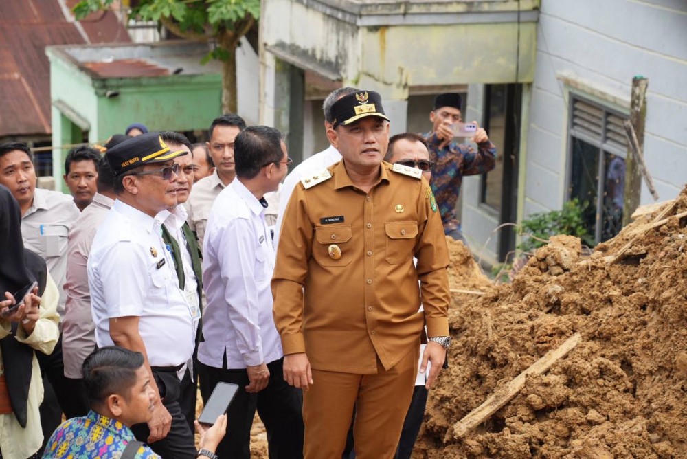 Wagub Seno Kunjungi Keluarga Korban Longsor Belimau dan Semangati Warga