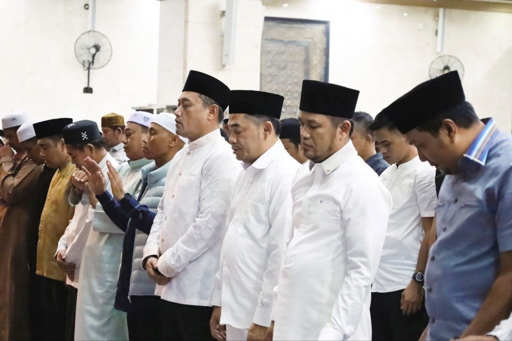 Malam Ke-10 Ramadan 1446 H, Gubernur Rudy dan Wagub Seno Tarawih di Masjid Nurul Mukminin