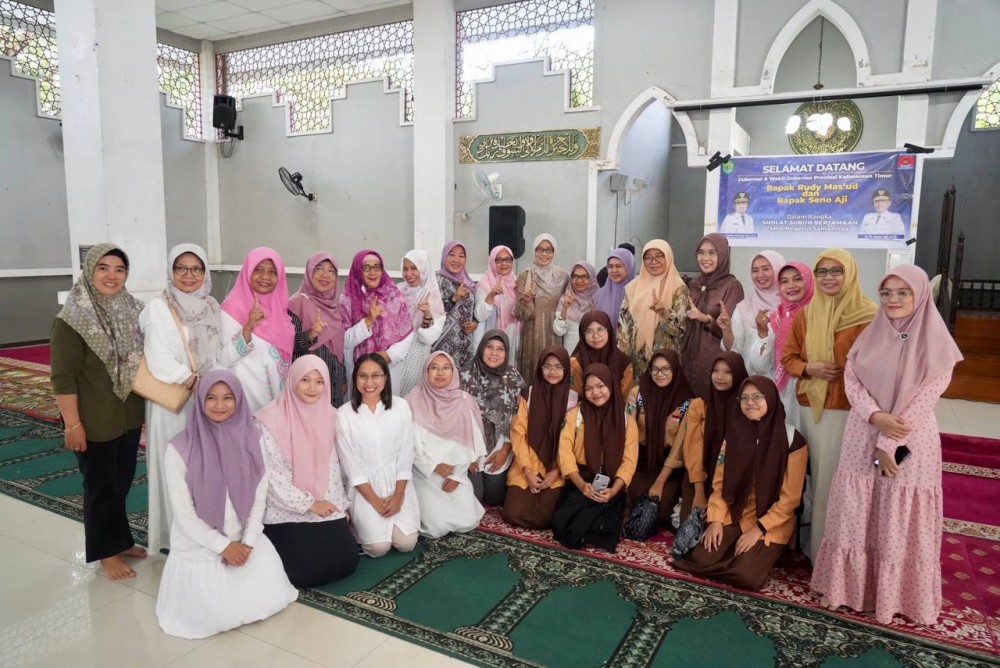 Gerakan Salat Subuh Berjemaah di Masjid Ainul Yaqin Smansa, Sekda Sri : Gratispol Pendidikan, Kaltim Siap Cetak Generasi Emas