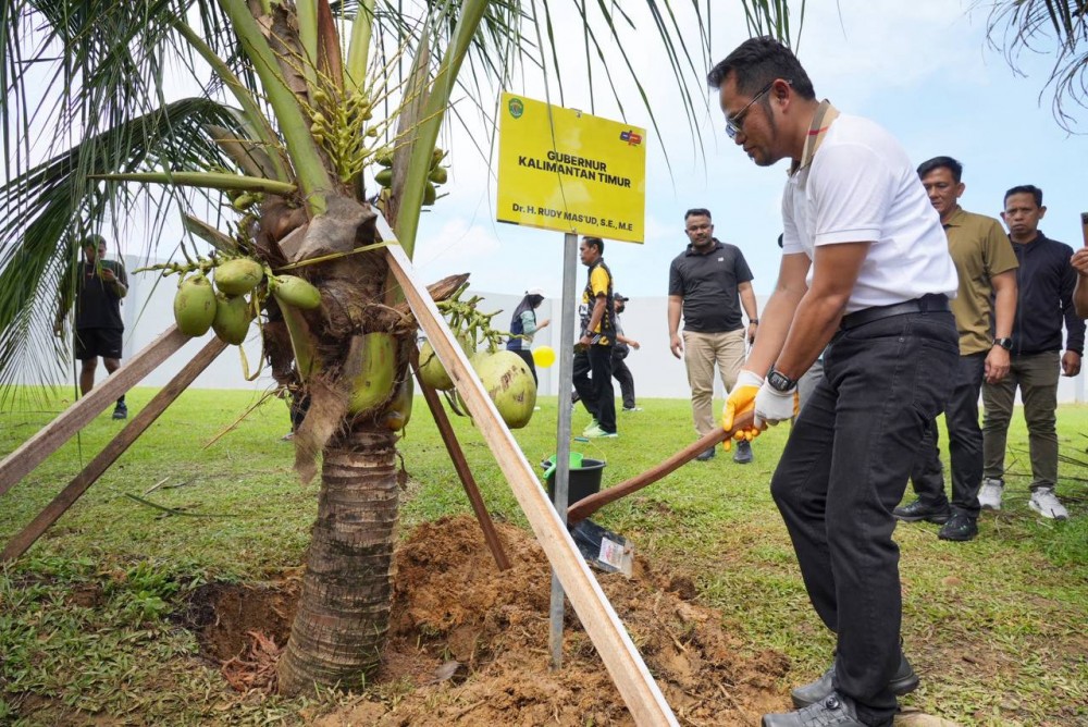 Penuhi Permintaan Masyarakat, Gubernur Harum Tanam Pohon di Areal GKO