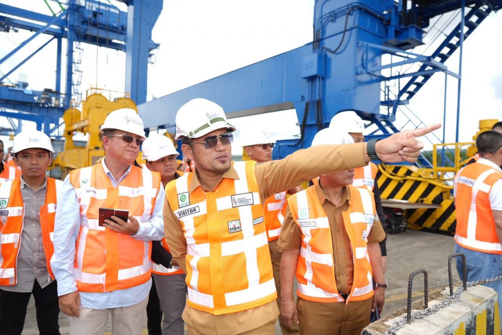 Pantau Aktivitas Terminal Peti Kemas Kariangau, Gubernur : Sangat Strategis untuk Menghasilkan PAD