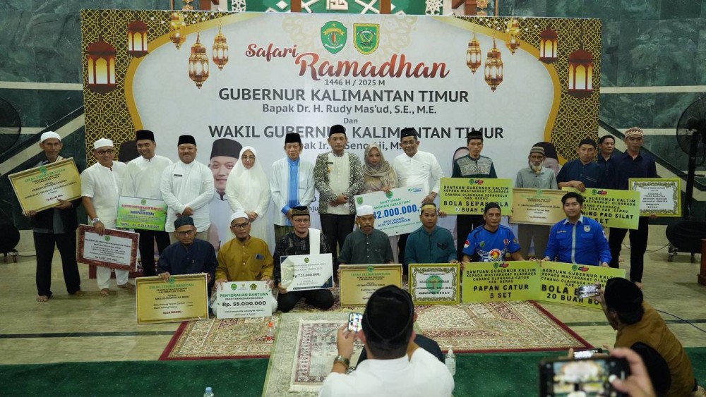 Akhiri Safari Ramadan, Wagub Seno Salat Tarawih Berjemaah dan Serahkan Bantuan