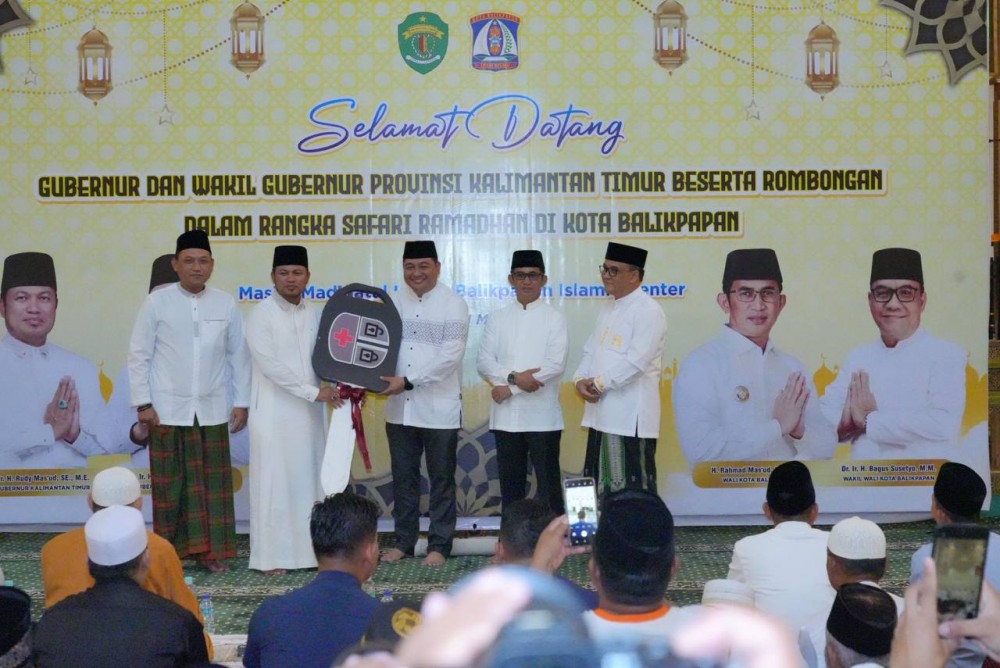 Safari Ramadan di Balikpapan, Gubernur Rudy Serahkan Bantuan