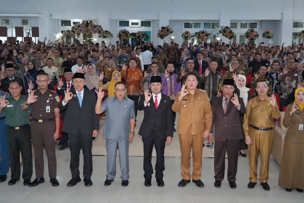 Penyerahan Sertifikat Proper, Adiwiyata dan Penghargaan Kalpataru, Gubernur Harum : Perlu Peningkatan Kesadaran Menjaga Lingkungan