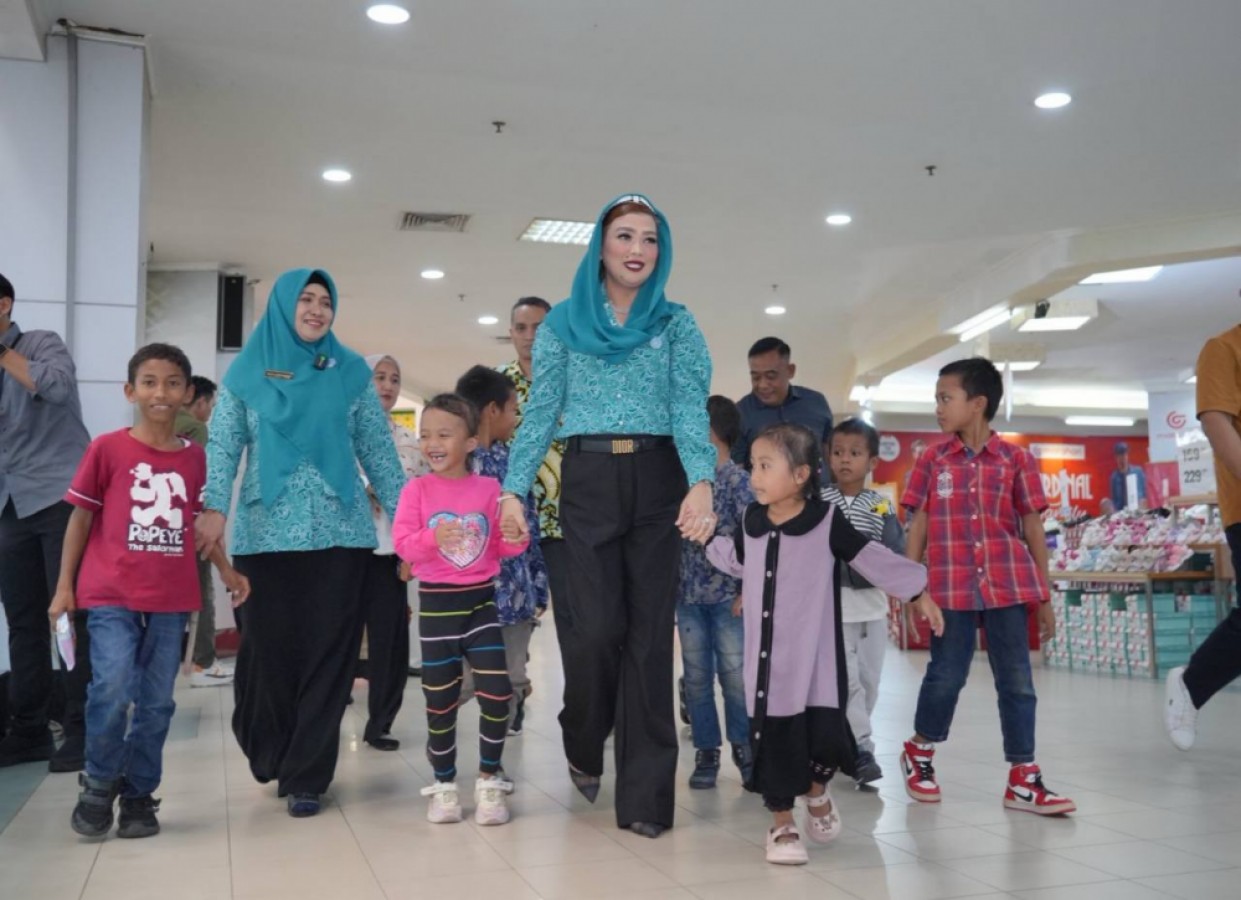 Bunda Harum Hadiahi Anak Panti Asuhan Belanja Gratis di Mal Lembusuana