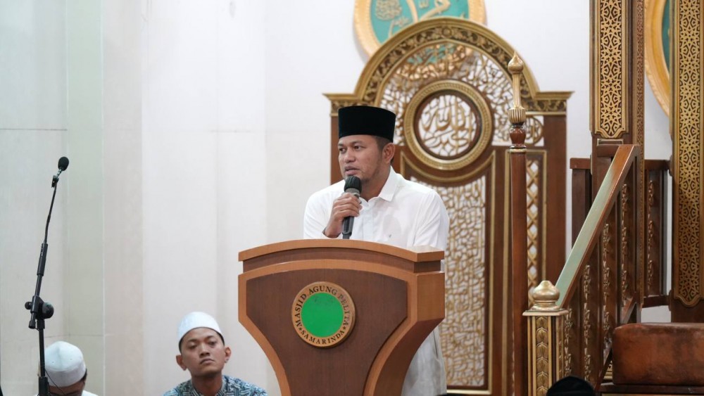 Salat Subuh di Masjid Agung Pelita, Gubernur Terima Pertanyaan Tiket PP ke Luar Negeri, Apa Ditanggung Gratispol, Pak Gubernur?