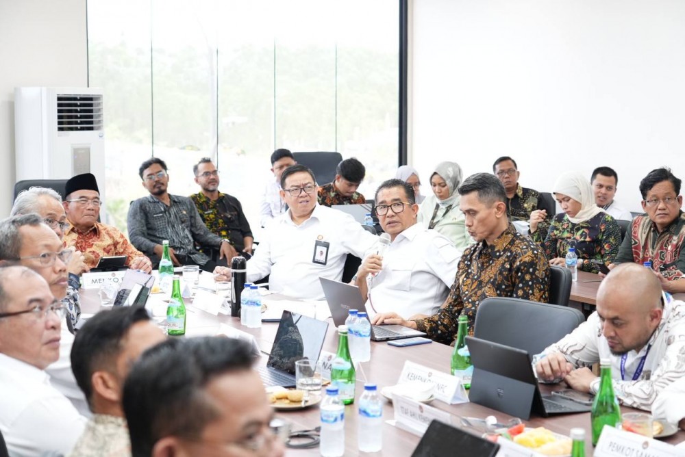 Pj Gubernur Dampingi Menko Bagikan Makanan Tambahan Ibu Hamil di Sepaku