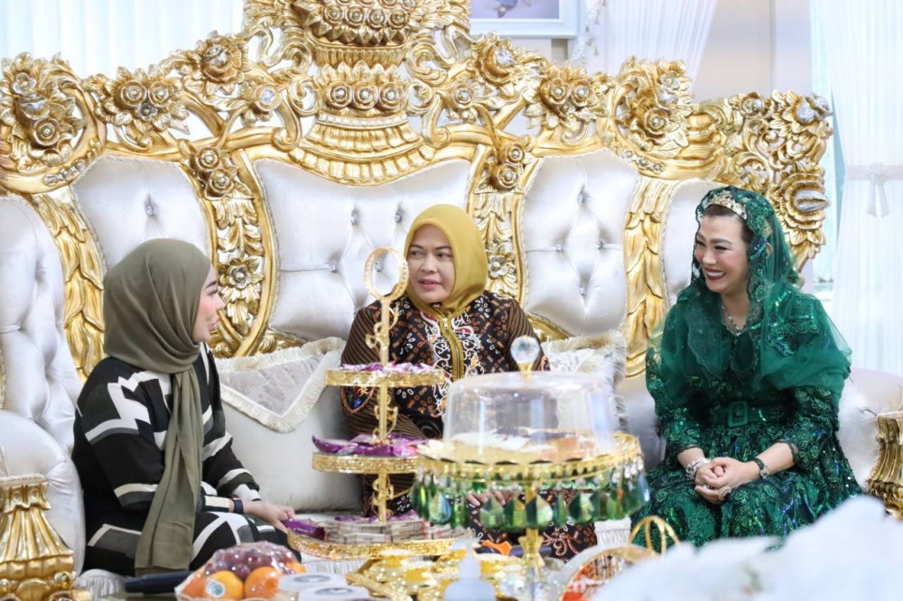 Eratkan Silaturahmi dan Sinergi TP PKK Kaltim, Bhayangkari dan Persit, Bunda Harum: Mari Promosikan Batik Kaltim