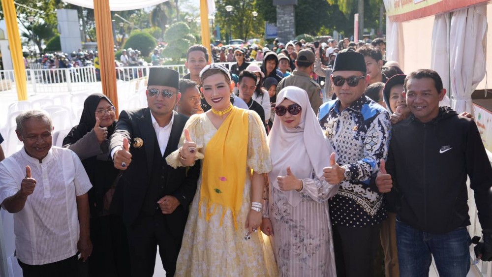 Gubernur Rudy Bagikan Takjil Gratispol 1.000 Paket Untuk Masyarakat