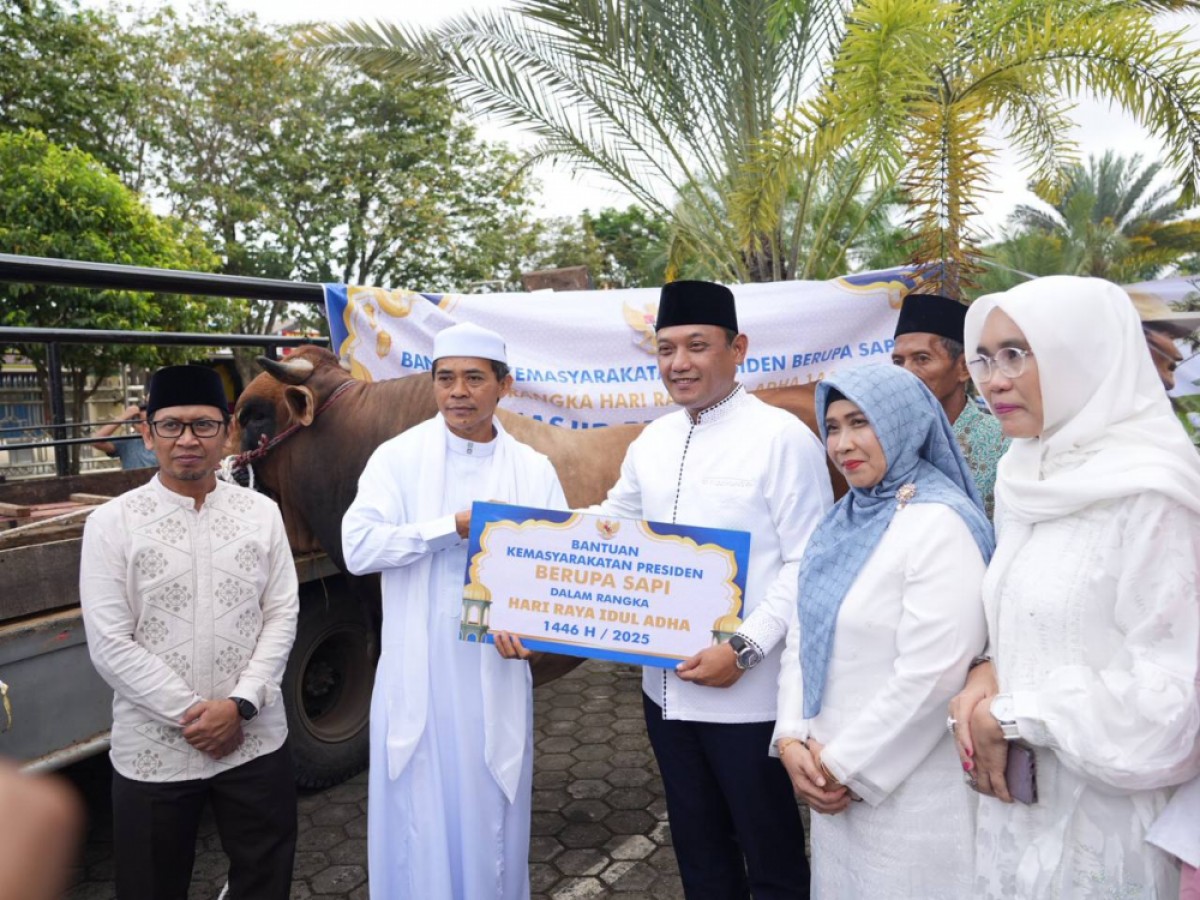 Wagub Seno Serahkan Sapi Bantuan Presiden RI di Masjid Besar Ar-Rasyidin Loa Bakung