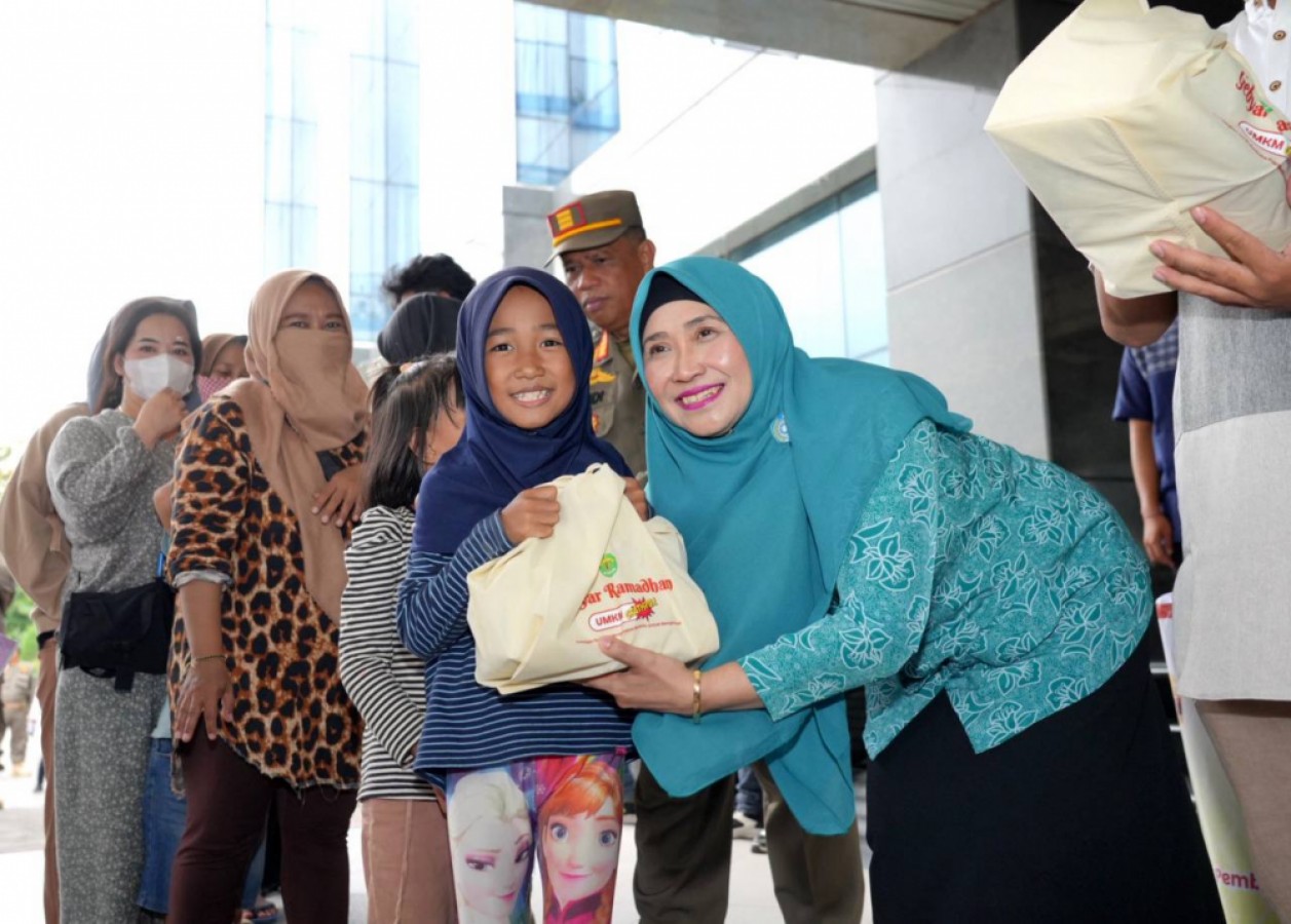 Bunda Seno Bagikan Takjil Gratispol Untuk Masyarakat